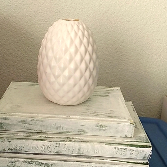 White pinecone pattern ceramic Flower Vase - Picture 1 of 10